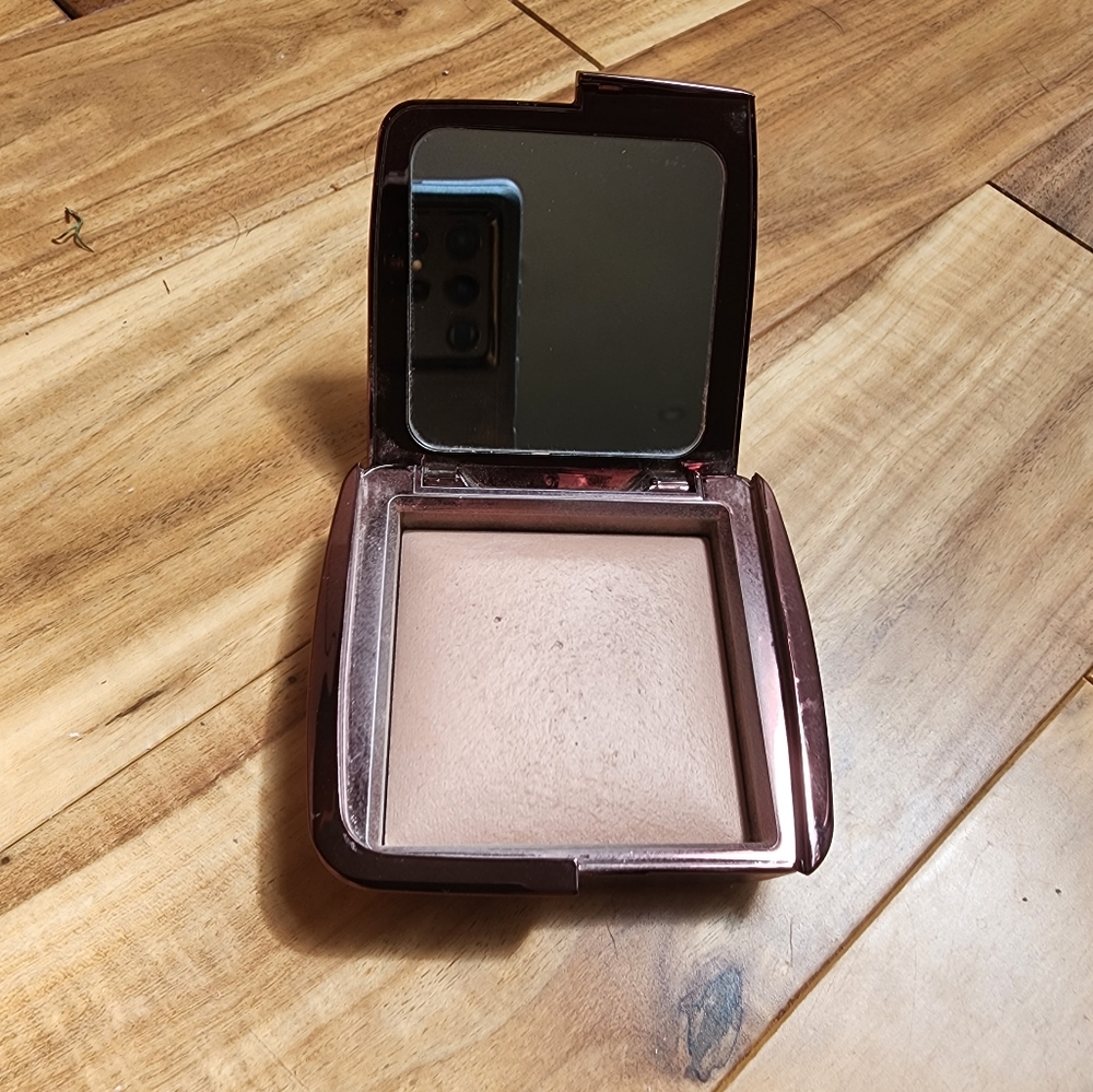 mini Hourglass Ambient Lighting Powder in Dim Light